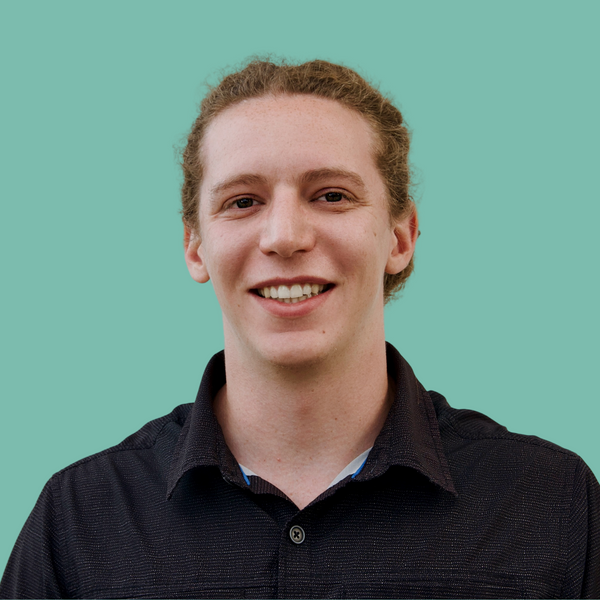 Picture of Sébastien O'Neel against a teal background